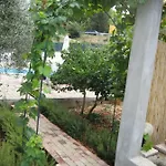 Nives B. Apartament Supetar