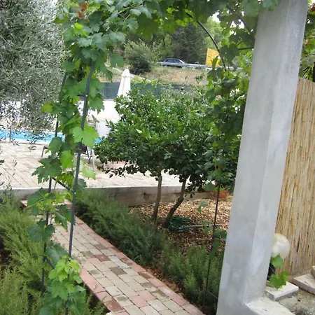 Nives B. Apartman Supetar