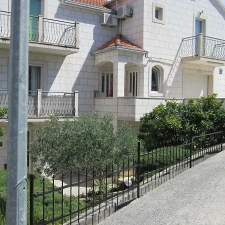 Nives B. Apartman *